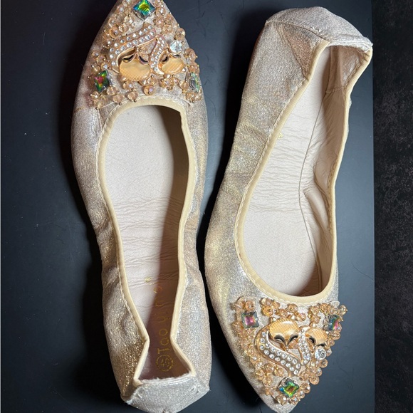 Elegant Gold Embellished Women's Flats - Picture 1 of 8